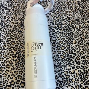 Stanley IceFlow Bottle in Crisp White 36 Ounces